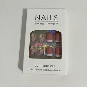 NIB Press-On Nail Set 24 Pic Floral and French Tips